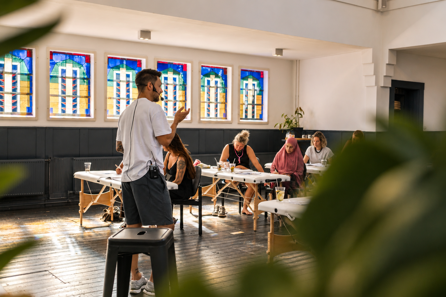 Lesruimte met glas-in-loodramen tijdens een Transformational Cupping opleiding in Hilversum.