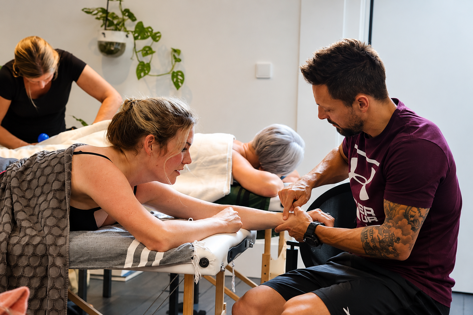 Deelnemer oefent een cuppingbehandeling
